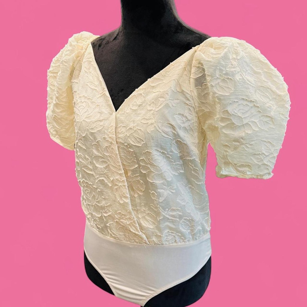 Deep V-Neck ASTR The Label Ivory Colby Floral Jacquard Bodysuit Small